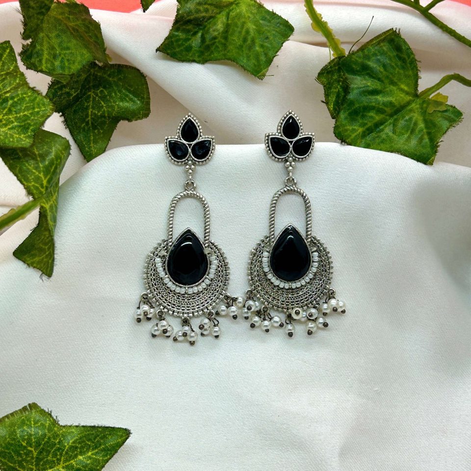 Dangler earrings for wormen black